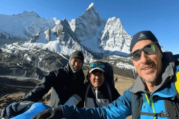 Trekkers-posing-with-a-local-guide-at-Everest-Base-Camp-Nepal
