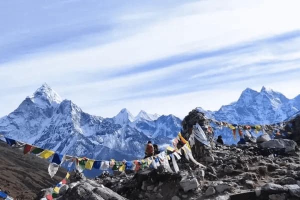 range of mountain on the way to everest trek